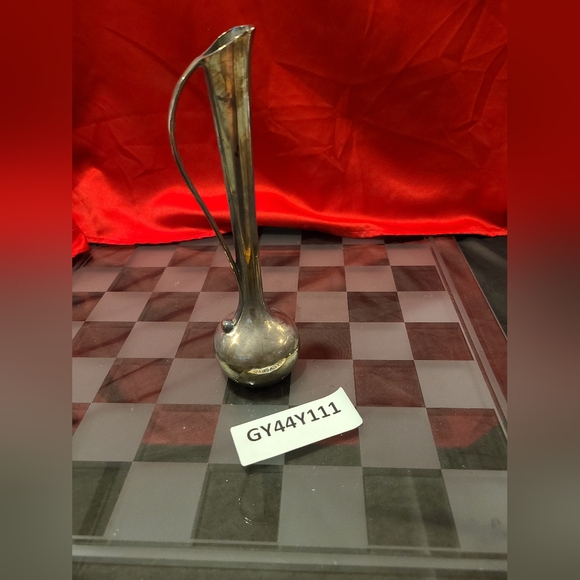 Silver Bud Vase for salethis vase is in poor condition will need polished - Picture 8 of 8